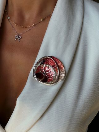 🍂 Ako na jeseň ozdobiť svoj outfit s našimi brošňami ?💫 Jeseň je ako stvorená na vrstvenie, teplé farby a… štýlové...