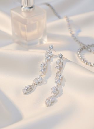 ✨ Menej je niekedy viac... ale v prípade náušníc Reina platí pravý opak! 🤍 Crystal Quality kamienky, antialergický...