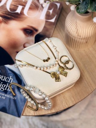 💬 Tento šperk nosí žena, ktorá… …nevysvetľuje. …neprosí. …nezapadne len preto, aby bola prijatá. Jej energia nie je hlasná...