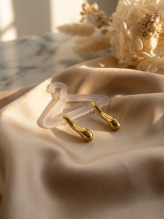 ✨ Nadčasová elegancia, ktorú nezmeškajte! Náušnice z chirurgickej ocele Jamy v zlatom odtieni sú presne to, čo zvýrazní...